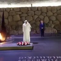 وزیر خارجه امارات در یادبود هولوکاست تاج گل قرار داد