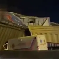 ویدئویی از برخورد آمبولانس به پل عابر پیاده