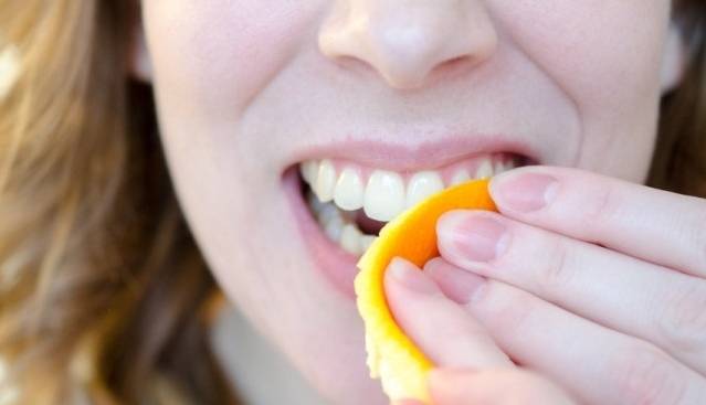 ۶ ترفند خانگی سفید کردن دندان‌ها 