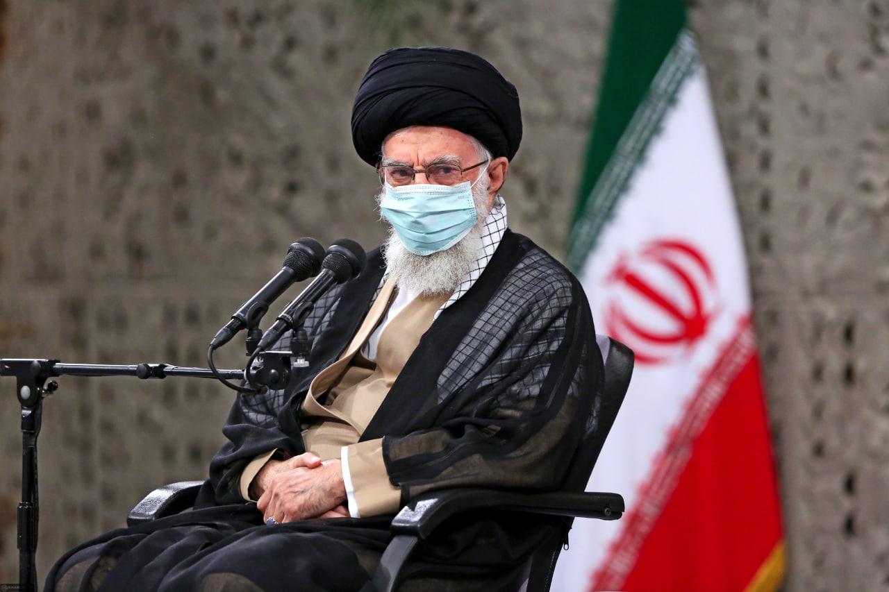 رهبر انقلاب در دیدار با فرماندهان دفاع مقدس: حقایق جنگ را به گوش جوانان و نوجوانان برسانید