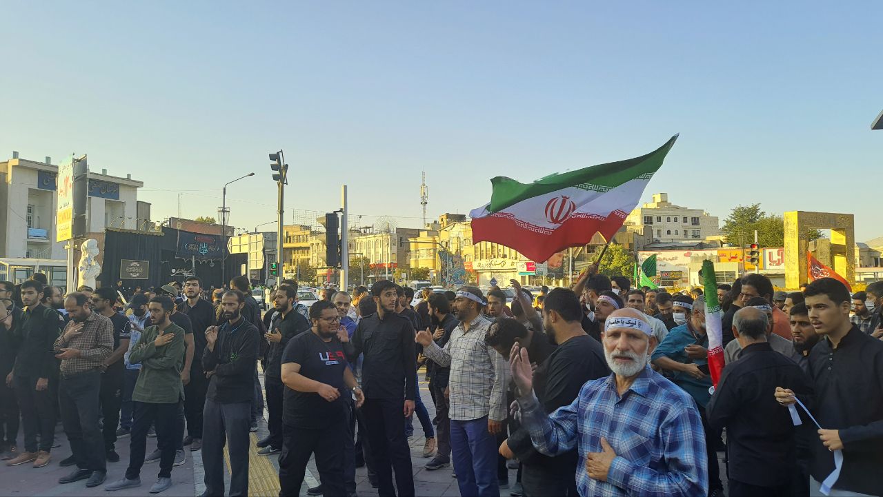 تجمع مردم مشهد در پی حمله به موکب‌های زائران امام رضا(ع) و توهین به مقدسات