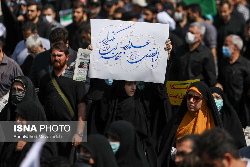 عکس/ پلاکاردهای نمازگزاران تهرانی در راهپیمایی