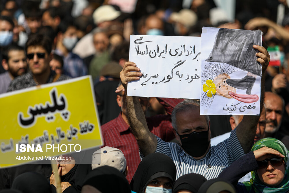 عکس/ پلاکاردهای نمازگزاران تهرانی در راهپیمایی