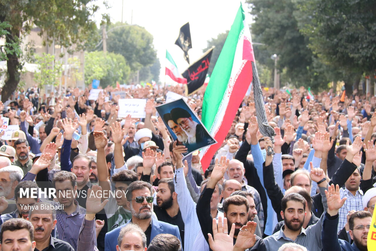 عکس/ راهپیمایی کرمانشاهی ها پس از اقامه نماز جمعه