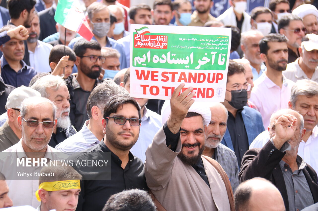 عکس/ راهپیمایی کرمانشاهی ها پس از اقامه نماز جمعه