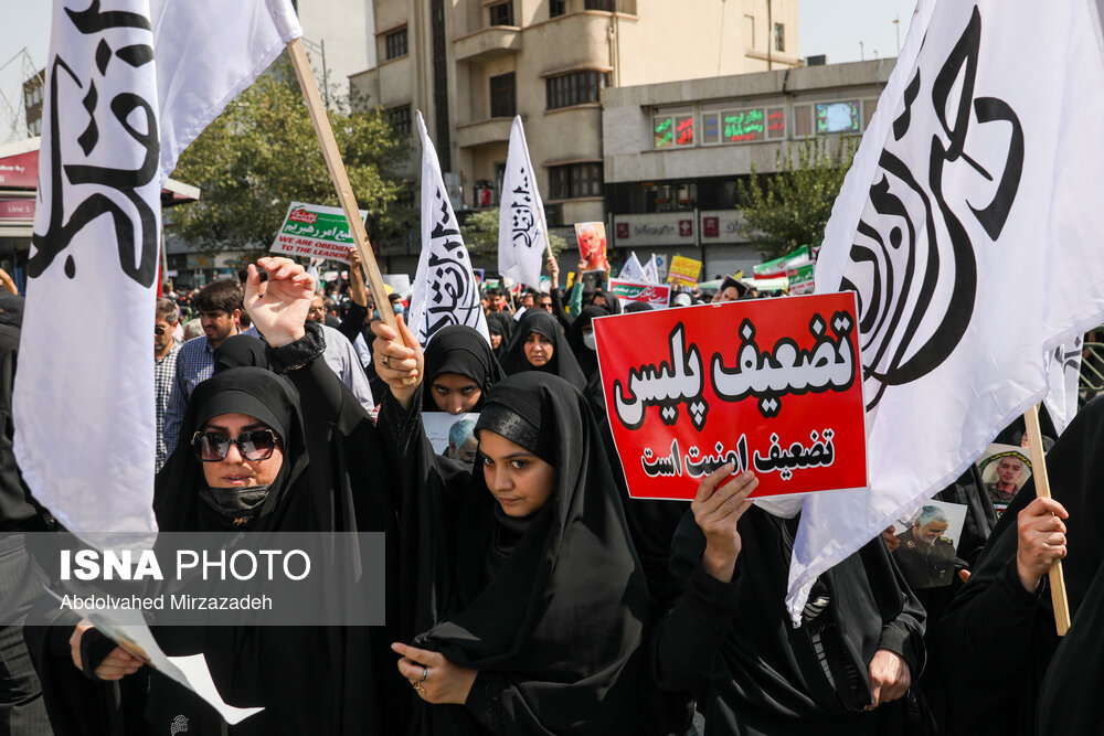 عکس/ پلاکاردهای نمازگزاران تهرانی در راهپیمایی