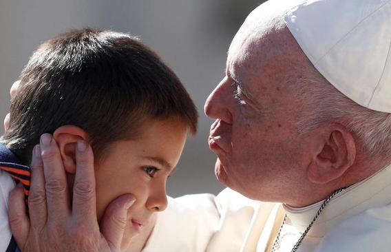 بوسه پاپ بر پیشانی یک پسر بچه در جریان موعظه هفتگی