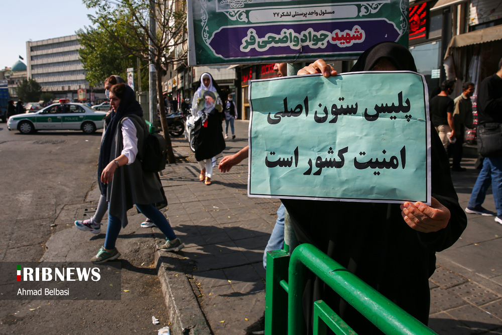 عکس/ بوسیدن دست یکی از نیروهای نظامی در راهپیمایی تهرانی ها