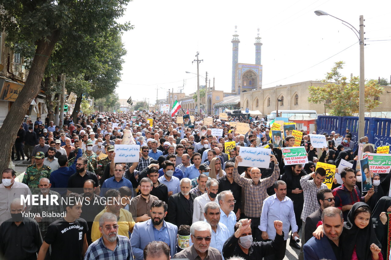 عکس/ راهپیمایی کرمانشاهی ها پس از اقامه نماز جمعه