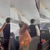لحظه حمله وحشیانه مسافر هواپیما به مهماندار