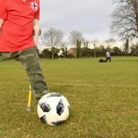 فوتبال بازی کردن با یک پا!