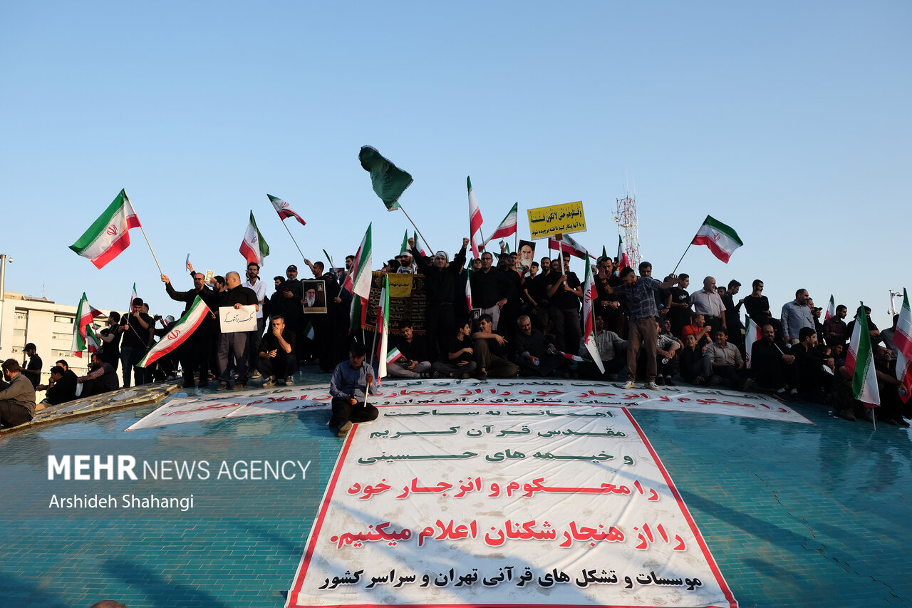 عکس/ تابلو نوشته ها در "میدان انقلاب" تهران 