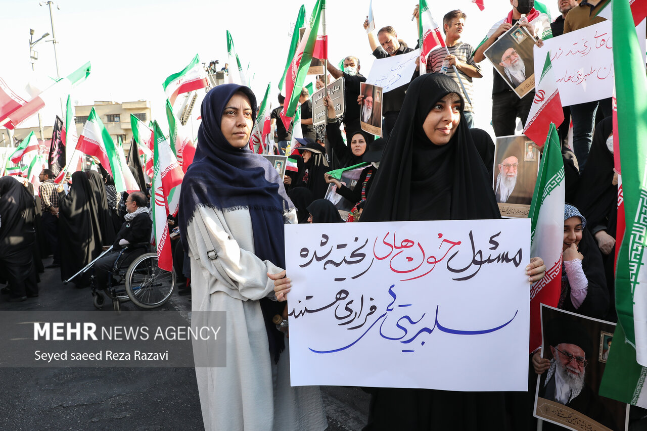 عکس/ پلاکاردهای تهرانی ها در میدان انقلاب و واکنش به اغتشاشات اخیر