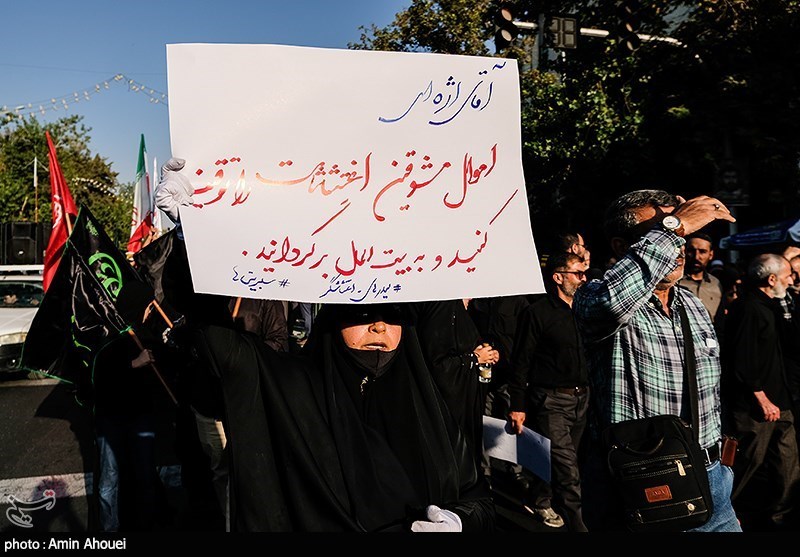 عکس/ تابلو نوشته ها در "میدان انقلاب" تهران 