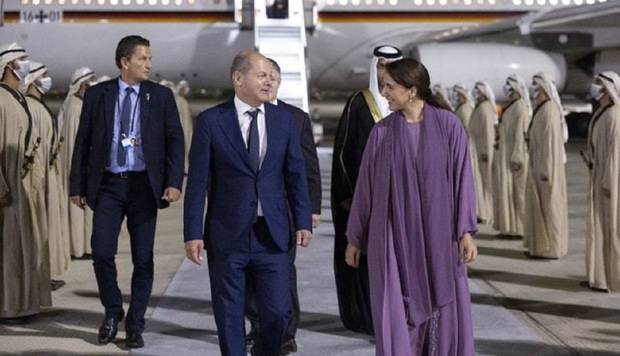 استقبال وزیر زن اماراتی از صدراعظم آلمان در فرودگاه