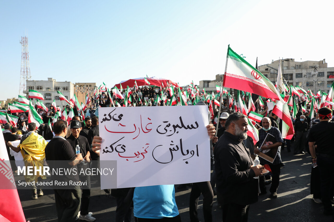 عکس/ پلاکاردهای تهرانی ها در میدان انقلاب و واکنش به اغتشاشات اخیر