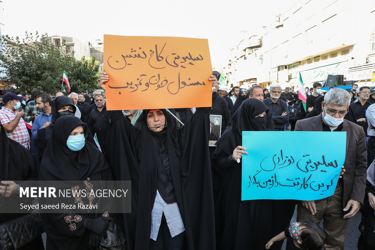 عکس/ پلاکاردهای تهرانی ها در میدان انقلاب و واکنش به اغتشاشات اخیر