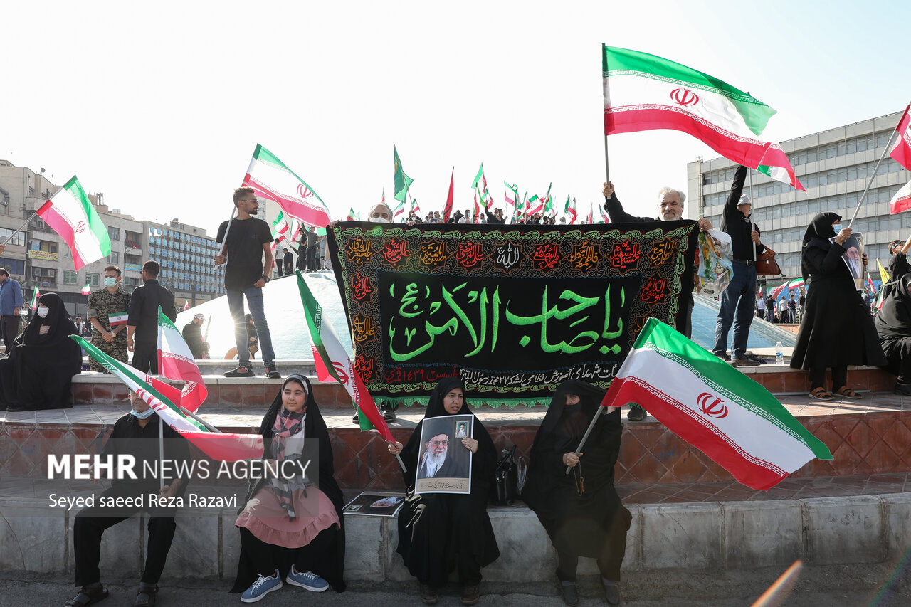 عکس/ پلاکاردهای تهرانی ها در میدان انقلاب و واکنش به اغتشاشات اخیر