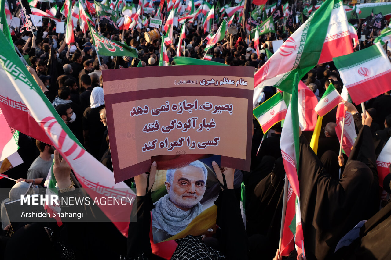 عکس/ تابلو نوشته ها در "میدان انقلاب" تهران 