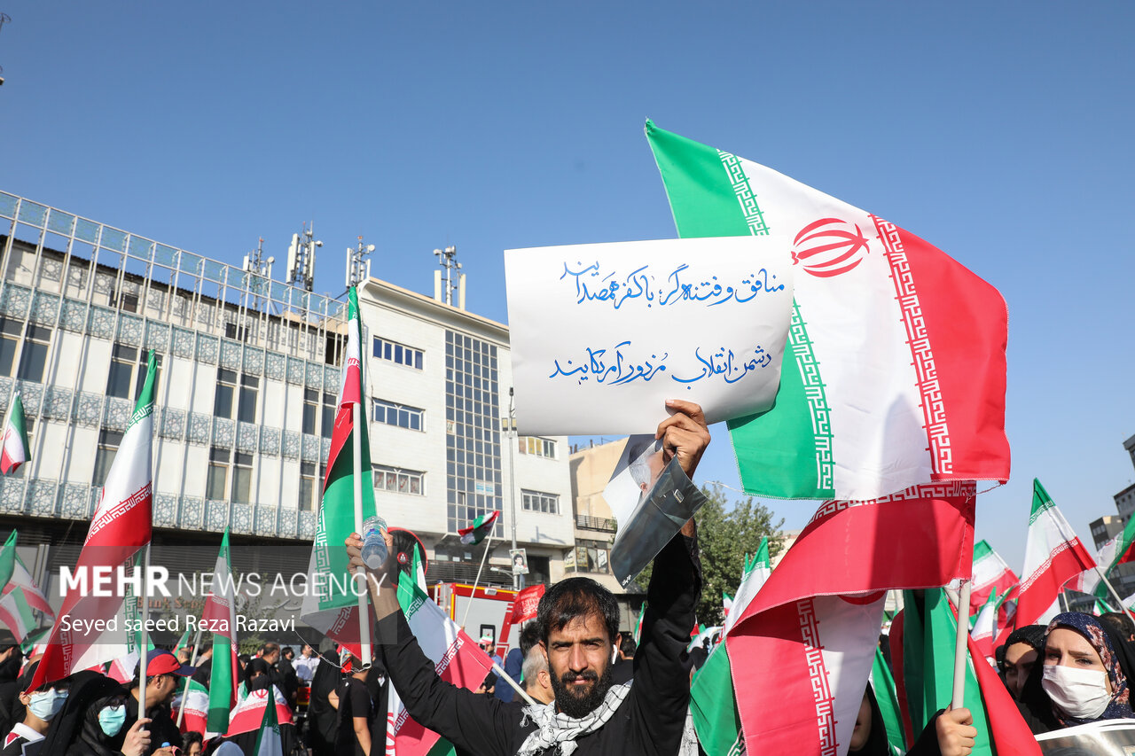 عکس/ پلاکاردهای تهرانی ها در میدان انقلاب و واکنش به اغتشاشات اخیر