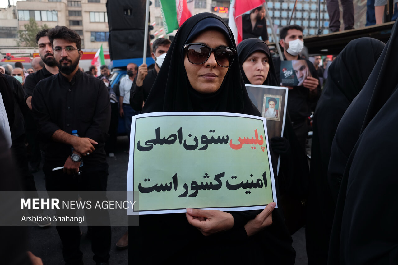 عکس/ تابلو نوشته ها در "میدان انقلاب" تهران 