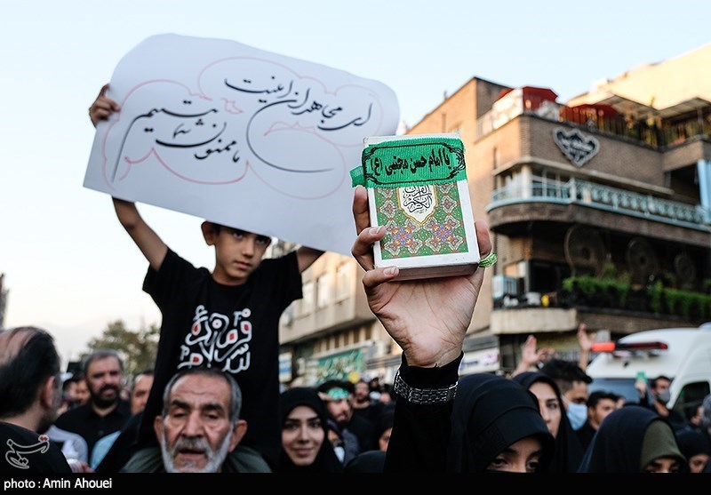 عکس/ تابلو نوشته ها در "میدان انقلاب" تهران 