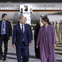 استقبال وزیر زن اماراتی از صدراعظم آلمان در فرودگاه 