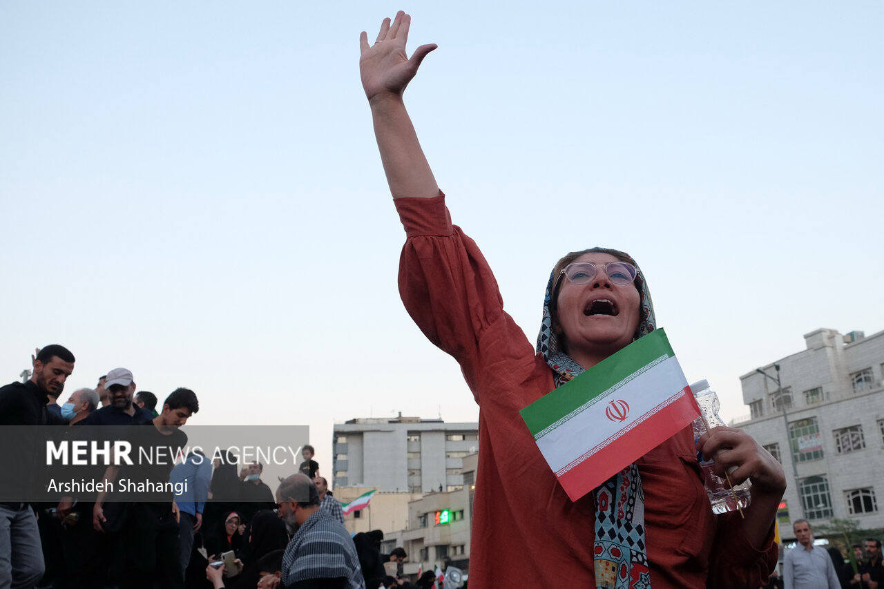 عکس/ فریاد تهرانی ها در میدان انقلاب 