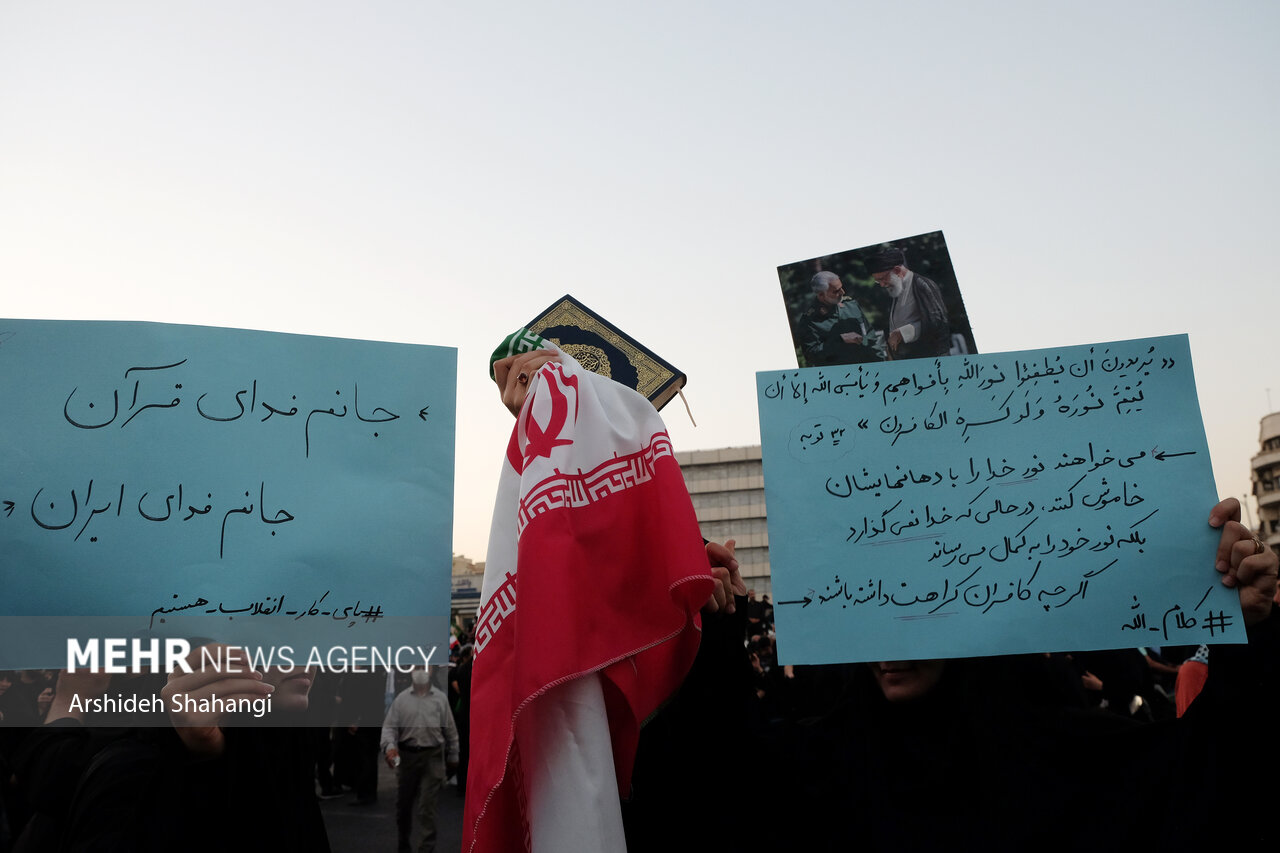 عکس/ تابلو نوشته ها در "میدان انقلاب" تهران 