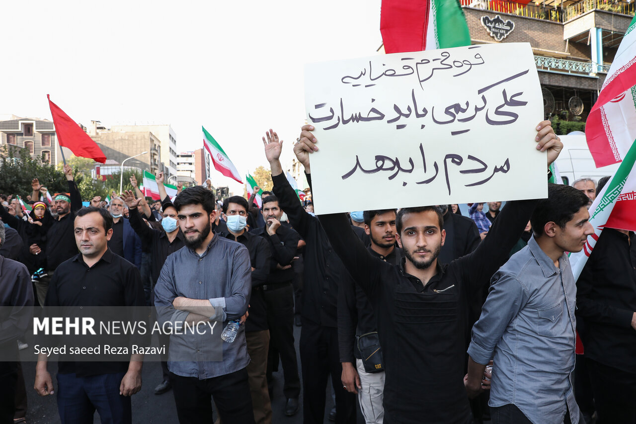 عکس/ پلاکاردهای تهرانی ها در میدان انقلاب و واکنش به اغتشاشات اخیر