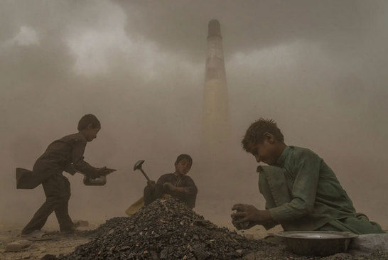 کودکان کار در یک کارگاه آجرپزی در شهر کابل افغانستان