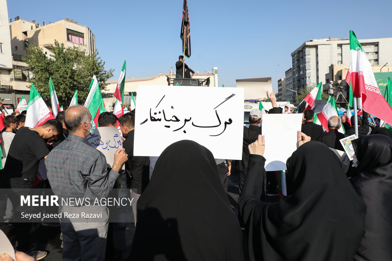 عکس/ پلاکاردهای تهرانی ها در میدان انقلاب و واکنش به اغتشاشات اخیر