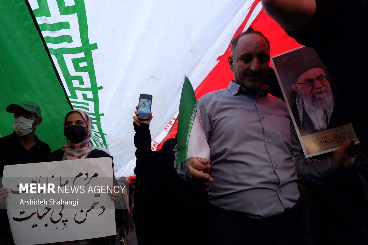 عکس/ تابلو نوشته ها در "میدان انقلاب" تهران 