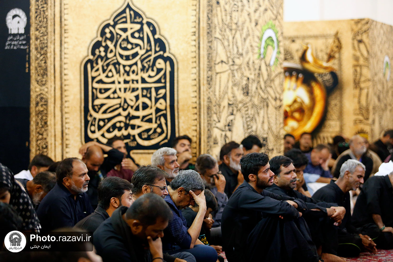 عکس/ عزاداری زائرین غیر ایرانی در حرم مطهر رضوی