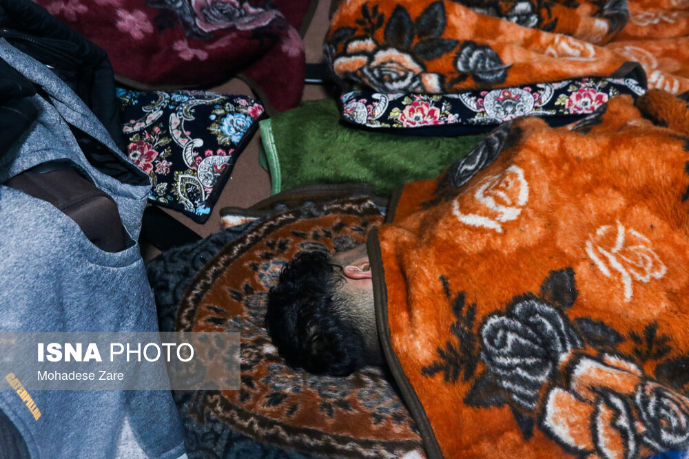 استراحت زائران در پایانه مسافربری امام رضا(ع) 