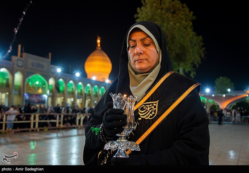 عکس/ آیین لاله گردانی شام شهادت امام رضا (ع) در حرم حضرت شاهچراغ (ع)