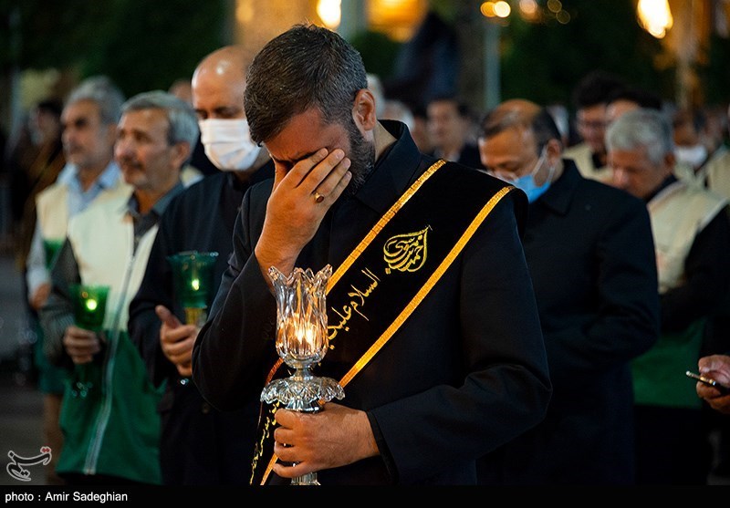 عکس/ آیین لاله گردانی شام شهادت امام رضا (ع) در حرم حضرت شاهچراغ (ع)