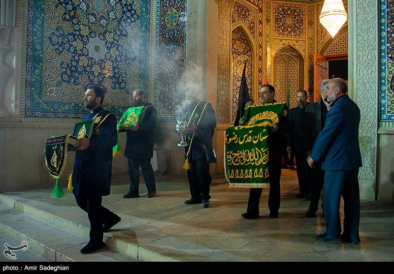 عکس/ آیین لاله گردانی شام شهادت امام رضا (ع) در حرم حضرت شاهچراغ (ع)
