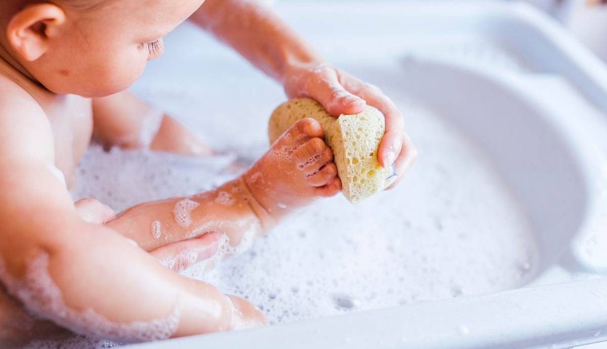چطوری کودک را برای رفتن به حمام تشویق کنیم؟