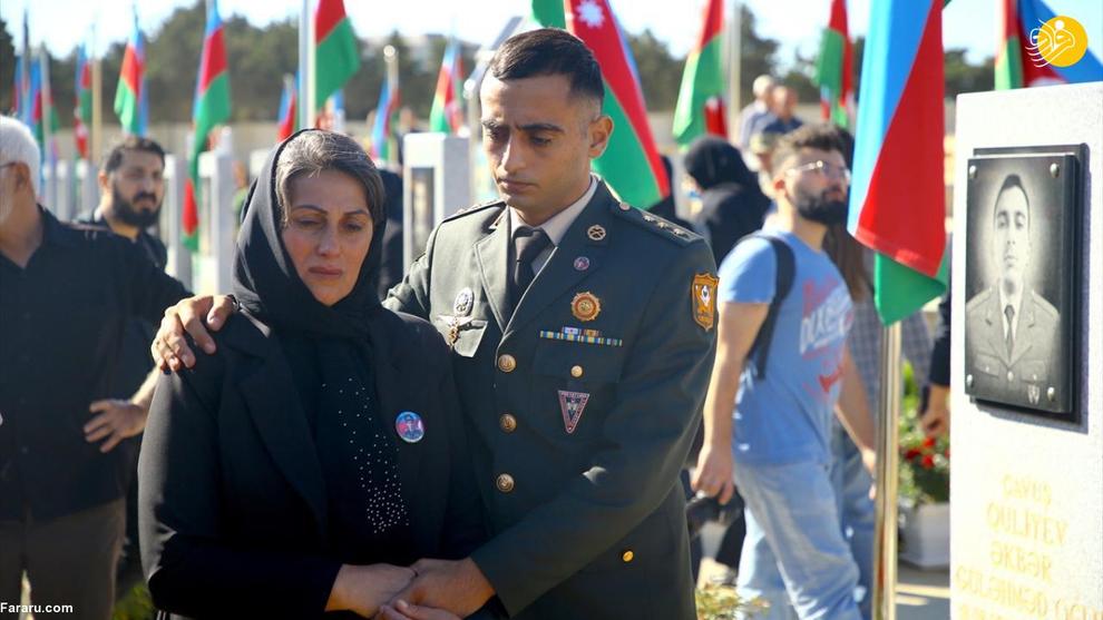 آذربایجانی‌ها بر سر مزار قربانیان جنگ قره‌باغ
