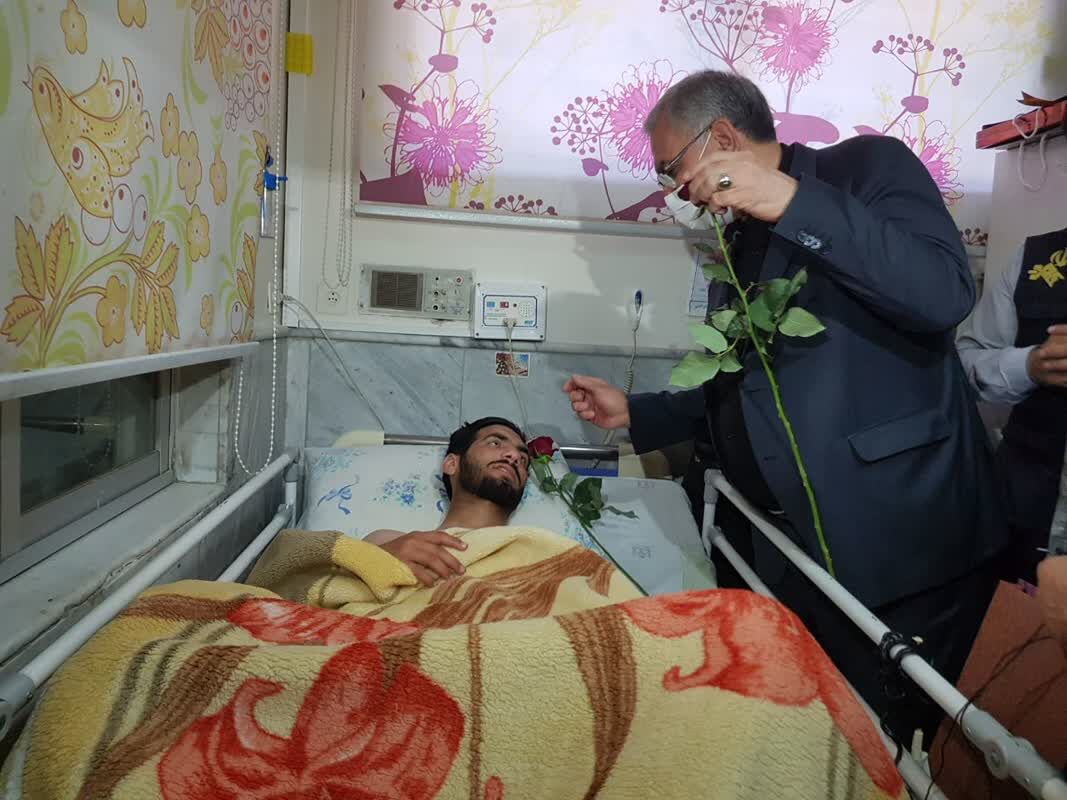 عیادت وزیر بهداشت از مامور انتظامی مجروح‌شده در اغتشاشات مشهد