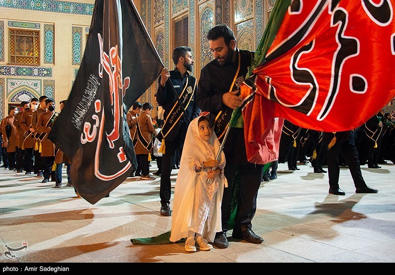 عکس/ آیین لاله گردانی شام شهادت امام رضا (ع) در حرم حضرت شاهچراغ (ع)