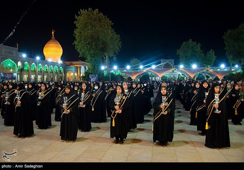 عکس/ آیین لاله گردانی شام شهادت امام رضا (ع) در حرم حضرت شاهچراغ (ع)