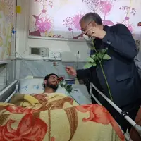 عیادت وزیر بهداشت از مامور انتظامی مجروح‌شده در اغتشاشات مشهد