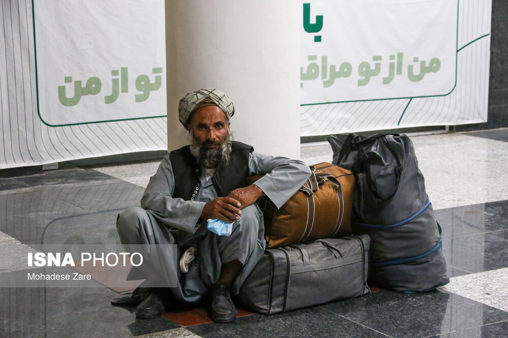 استراحت زائران در پایانه مسافربری امام رضا(ع) 