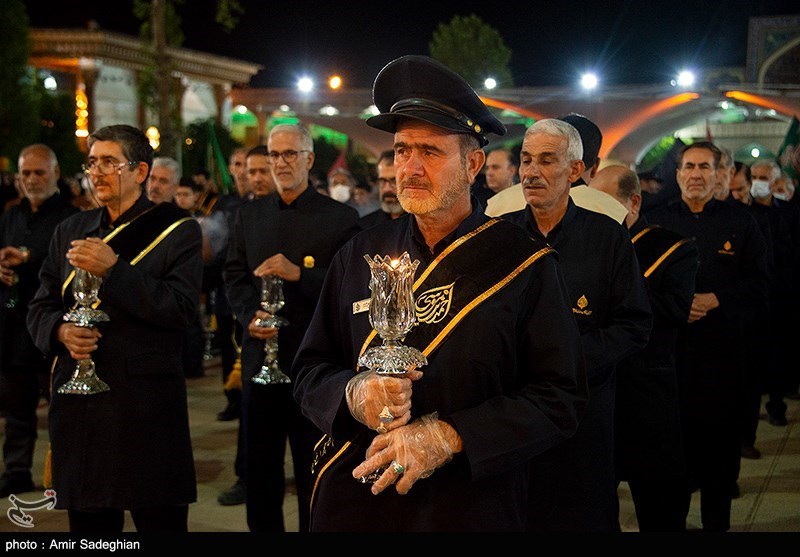 عکس/ آیین لاله گردانی شام شهادت امام رضا (ع) در حرم حضرت شاهچراغ (ع)