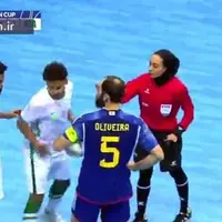 لحظاتی از قضاوت بازی عربستان و ژاپن توسط داور زن ایرانی