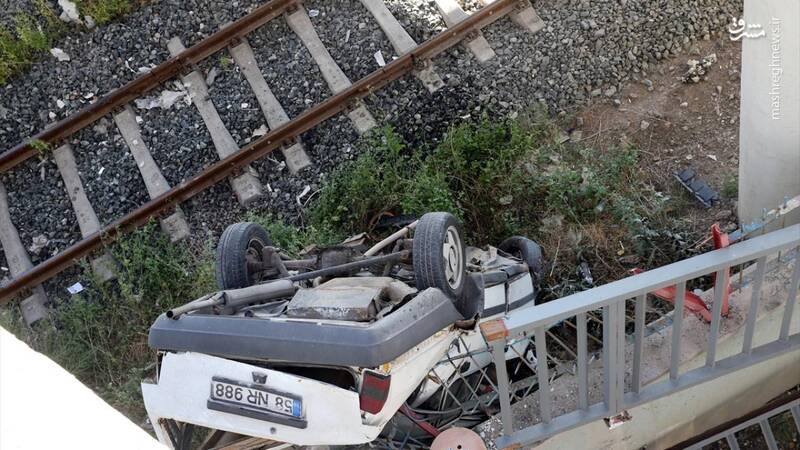 عکس/ سقوط یک خودرو به پایین پل در ترکیه