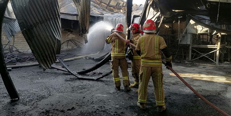 آتش‌سوزی کارخانه یونولیت‌سازی در زنجان