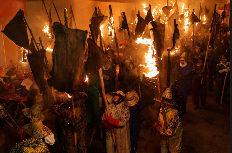 آیین سنتی راهپیمایی شبانه با مشعل در اسپانیا